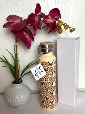 QUESTIONABLES HIPSTER DAISIES INSULATED BOTTLE~25 OUNCES~BRAND NEW!